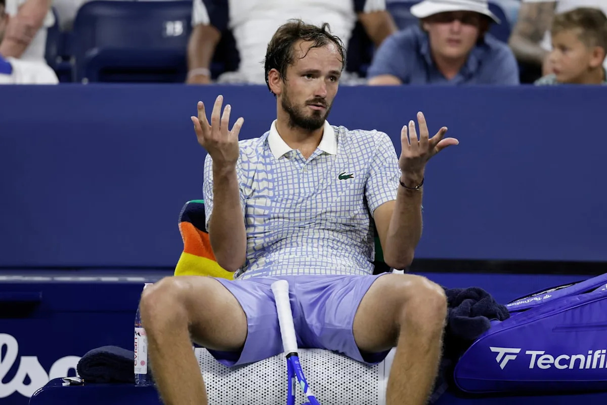 What the heck just happened at the U.S. Open? Mayhem in the crowd as Medvedev melts down