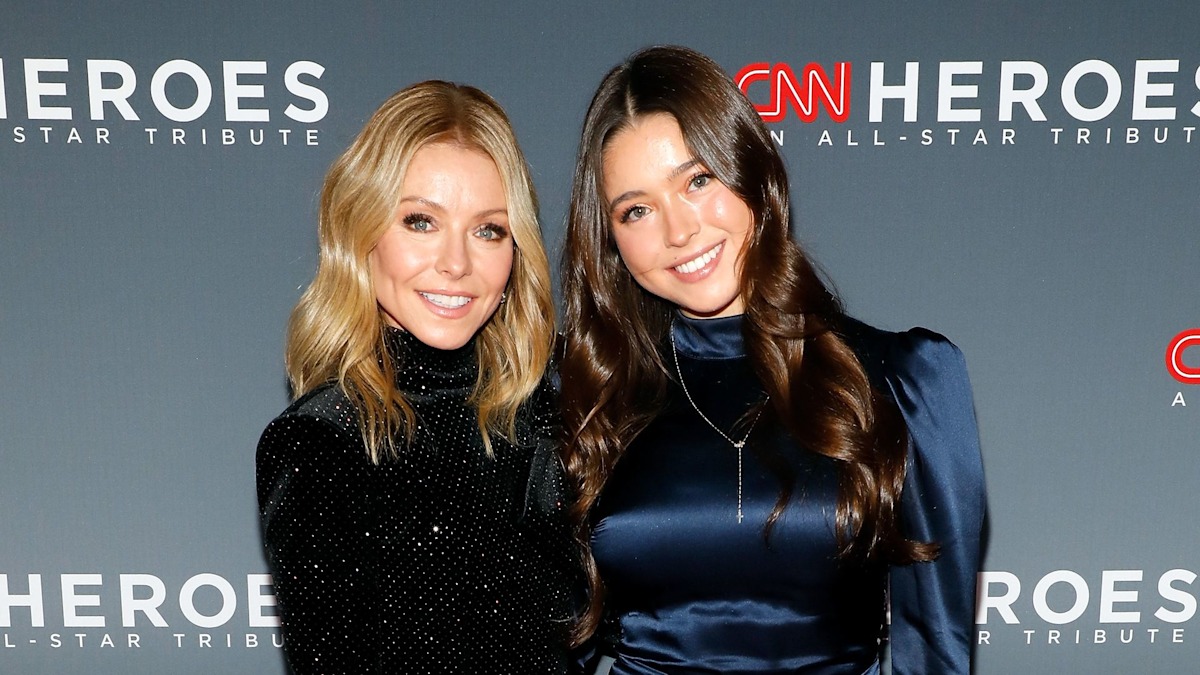 Kelly Ripa's daughter Lola stuns with daring nightgown selfie