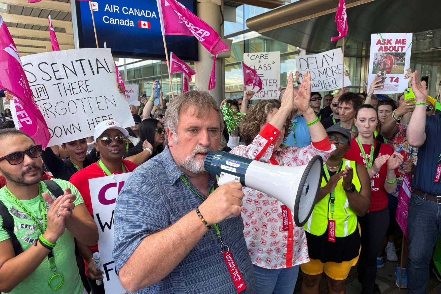 Air Canada strike talks resume as flight attendants defy back-to-work order