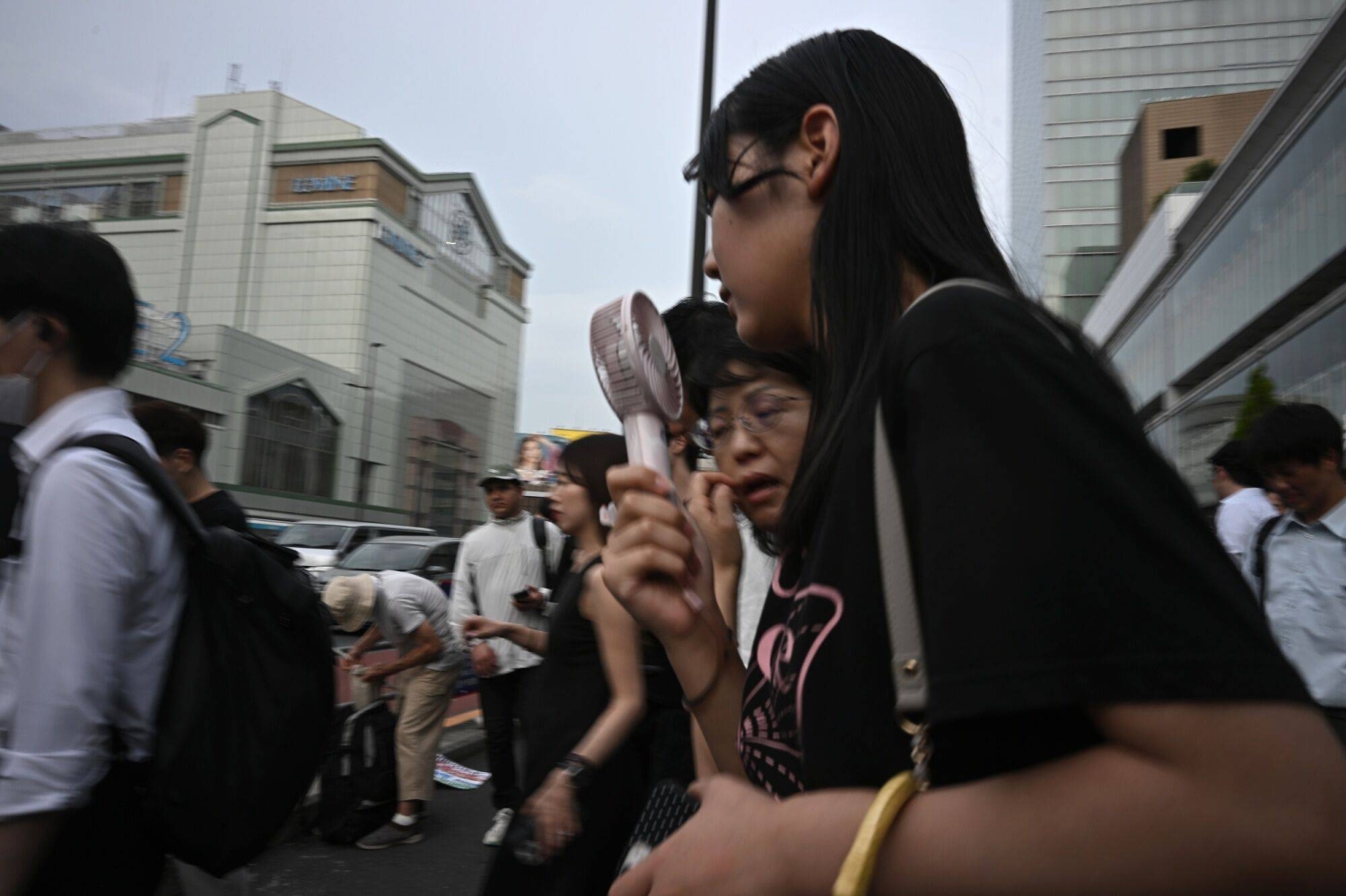 Government aims to shorten long lines at women's restrooms