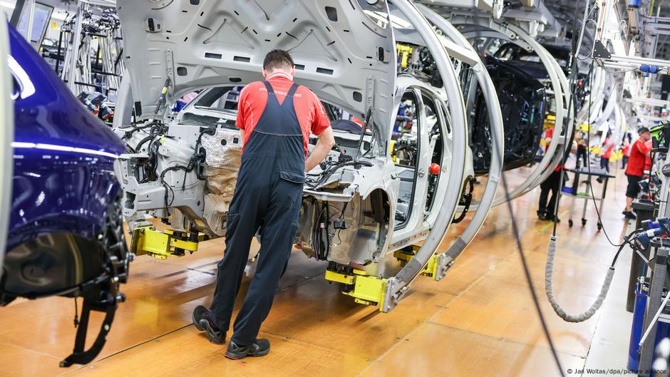 German car industry sheds 51,500 jobs in a year – DW – 08/26/2025