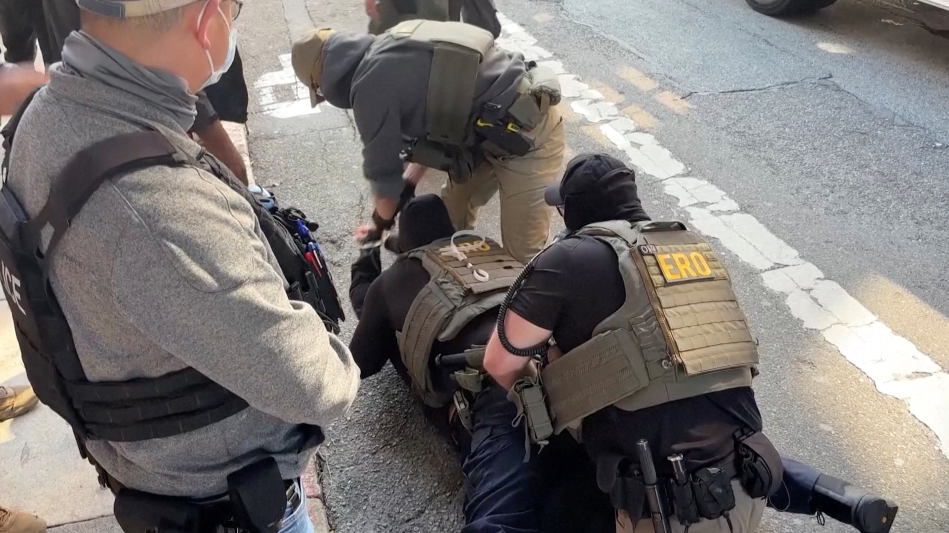 ICE agents use pepper spray while detaining protester in San Francisco | Newsfeed