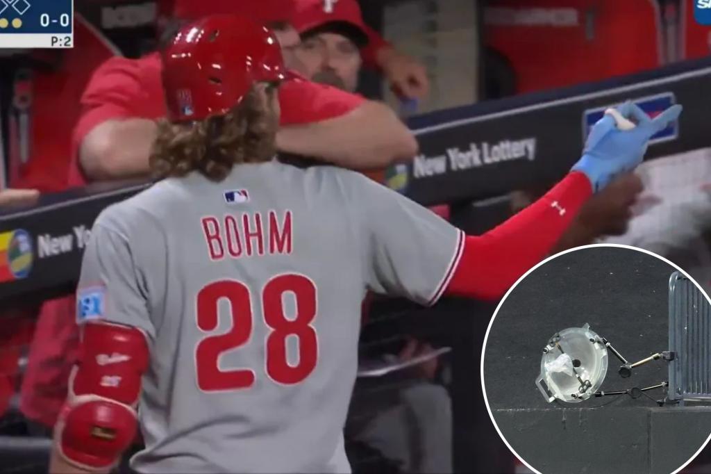 Mets-Phillies game delayed by outfield microphone complaint