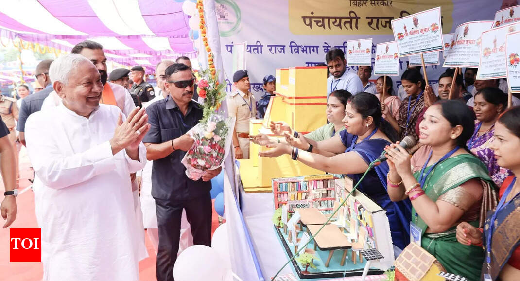 Nitish vows to make women economically self-reliant | Patna News