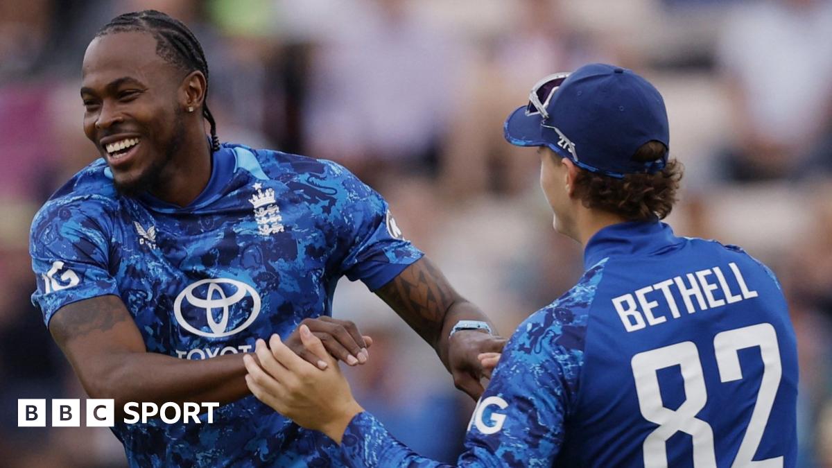 Hostile England reduce South Africa to 24-6 after Bethell's batting brilliance - BBC 1 Hostile England reduce South Africa to 24-6 after Bethell's batting brilliance - BBC