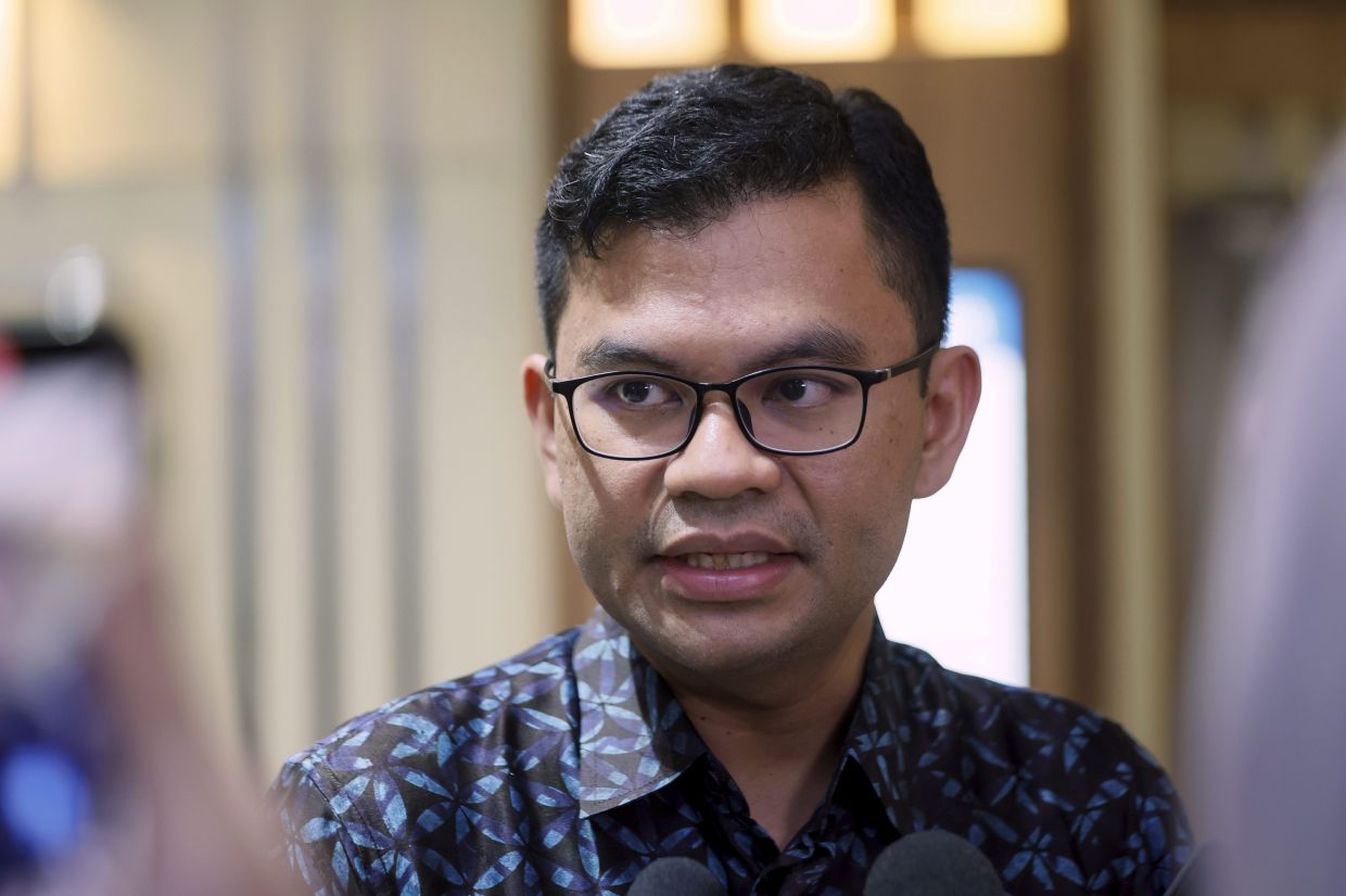 Govt closely monitoring labour market amid global supply risks, says Akmal